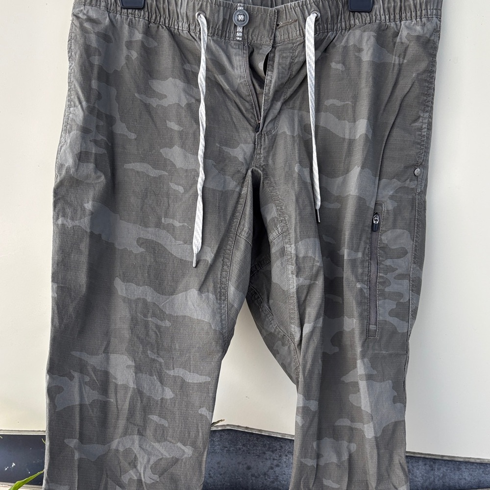 Vuori Men's Gray Camouflage Cargo Pants